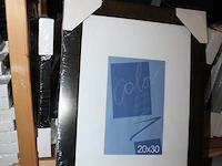 12 zwarte en 24 aluminiumkleurige fotolijsten 20 x 30 cm op schap. - afbeelding 2 van  2