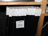 12 zwarte fotolijsten 35 x 100 cm op schap. - afbeelding 1 van  2