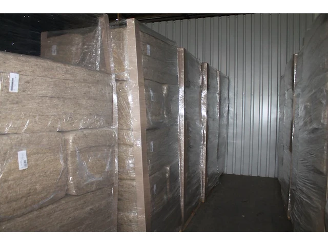 120 verpakkingen hennepvezelisolatie 57 x 120 x 12 cm (27.6 m2) met isolatiewaarde rs 3.0 op 12 pallets. - afbeelding 1 van  3