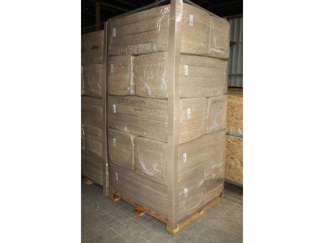 120 verpakkingen hennepvezelisolatie 57 x 120 x 12 cm (27.6 m2) met isolatiewaarde rs 3.0 op 12 pallets. - afbeelding 2 van  3