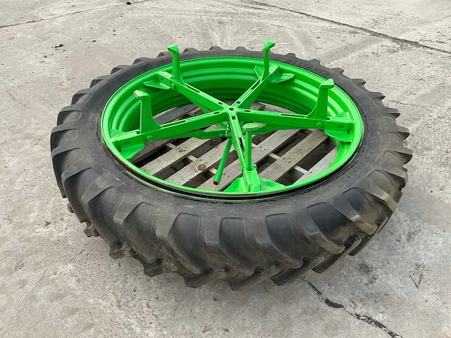 12.4r46 alliance a-350 band met velg - afbeelding 6 van  10