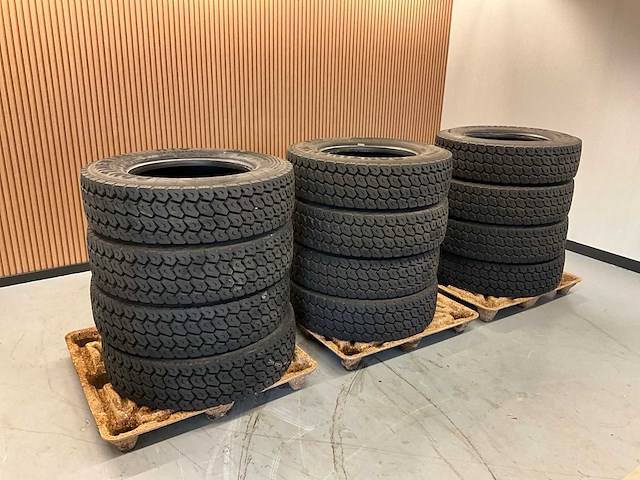 12x 275/70 r22.5 continental vrachtwagenband - afbeelding 1 van  7