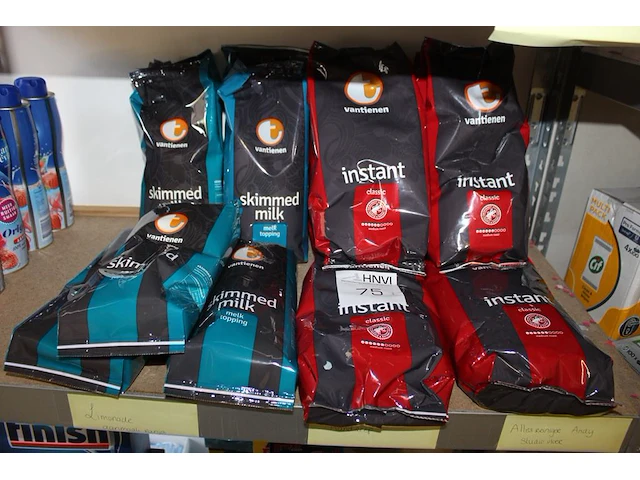 13 pakken koffieautomaatproducten waaronder melktopping en koffie. - afbeelding 1 van  1