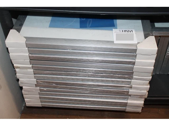 14 aluminiumkleurige fotolijsten 40 x 40 cm. - afbeelding 1 van  2