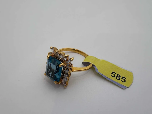 14 karaats geelgouden ring met blauwe topaas en 0,35kt diamant - afbeelding 1 van  2