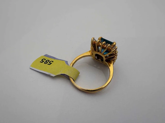 14 karaats geelgouden ring met blauwe topaas en 0,35kt diamant - afbeelding 2 van  2