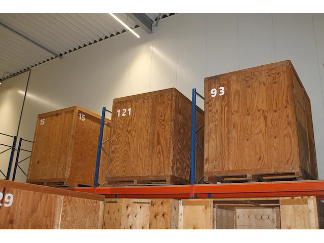 14 opslagboxen met afmeting ca 180 x 222 x 225 cm. boxen hebben voorpaneel wat sluit met klemmen. - afbeelding 1 van  4