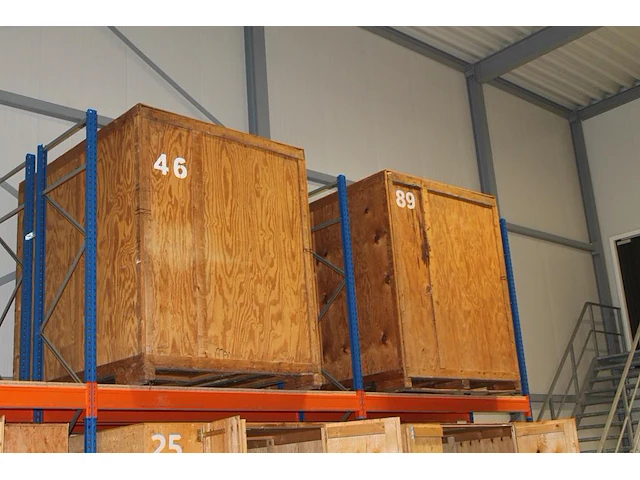 14 opslagboxen met afmeting ca 180 x 222 x 225 cm. boxen hebben voorpaneel wat sluit met klemmen. - afbeelding 2 van  4