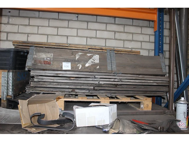 14 opzetranden in diverse uitvoeringen me tafmeting 75 x 115 cm. - afbeelding 1 van  2