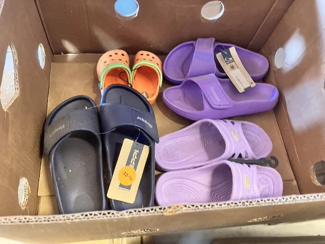 14 slippers en 1 clog kind retour uit verkoop - afbeelding 1 van  7