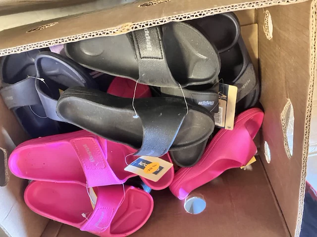 14 slippers en 1 clog kind retour uit verkoop - afbeelding 3 van  7