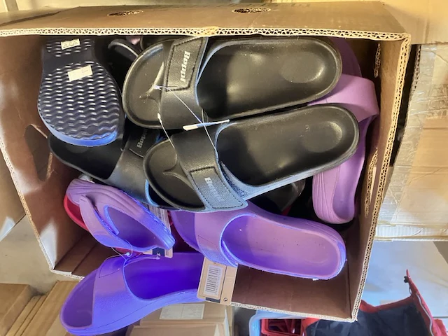 14 slippers en 1 clog kind retour uit verkoop - afbeelding 7 van  7
