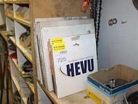 14 zaagbladen in diverse maten en uitvoeringen op schap. - afbeelding 1 van  2