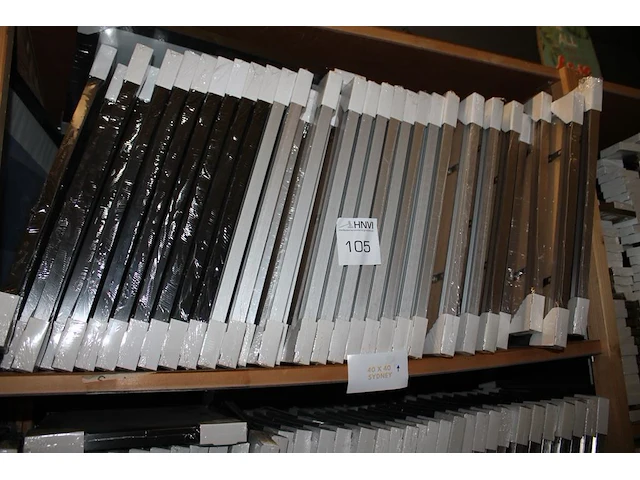 14 zwarte en 27 aluminiumkleurige fotolijsten 40 x 40 cm op schap. - afbeelding 1 van  2