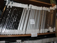 14 zwarte en 27 aluminiumkleurige fotolijsten 40 x 40 cm op schap. - afbeelding 1 van  2