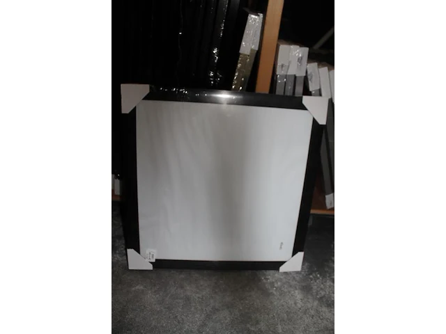 14 zwarte en 27 aluminiumkleurige fotolijsten 40 x 40 cm op schap. - afbeelding 2 van  2