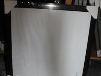 14 zwarte en 27 aluminiumkleurige fotolijsten 40 x 40 cm op schap. - afbeelding 2 van  2