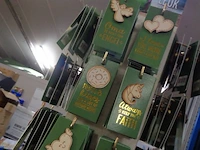 144x houten broches op kadokaart incl gratis presenteermolen - afbeelding 3 van  5