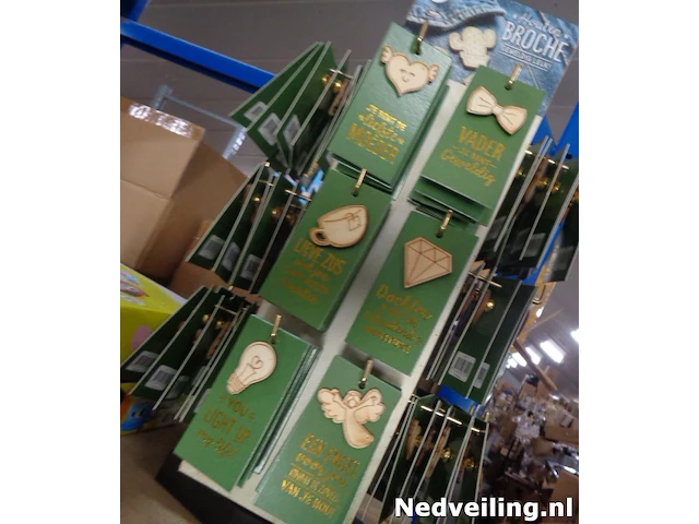 144x houten broches op kadokaart incl gratis presenteermolen - afbeelding 1 van  5