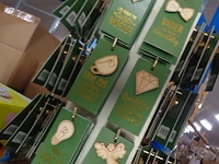 144x houten broches op kadokaart incl gratis presenteermolen - afbeelding 2 van  5