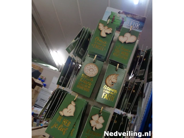 144x houten broches op kadokaart incl gratis presenteermolen - afbeelding 5 van  5