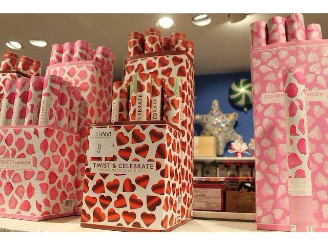 15 confettikanonnen met hartjesconfetti. - afbeelding 1 van  2