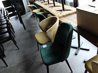 15 gestoffeerde fauteuils in twee uitvoeringen. - afbeelding 1 van  3