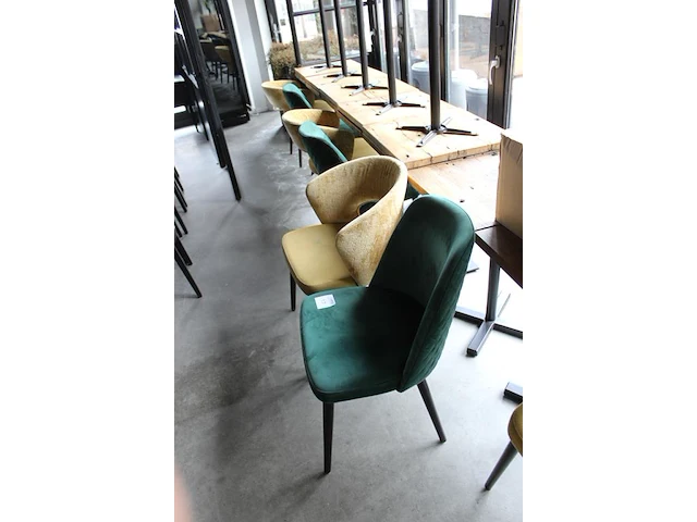 15 gestoffeerde fauteuils in twee uitvoeringen. - afbeelding 2 van  3
