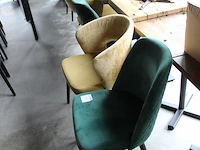 15 gestoffeerde fauteuils in twee uitvoeringen. - afbeelding 2 van  3