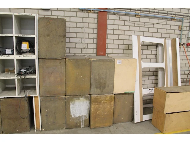 15 houten werkbokken 40 x 50 x 60 cm. - afbeelding 1 van  2