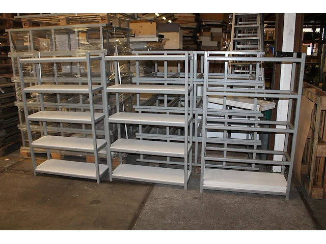 15 metalen stellingdelen, gedeeltelijk vv legplanken afm. 90 x 33 x 145 cm. - afbeelding 1 van  2