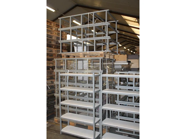 15 metalen stellingdelen, gedeeltelijk vv legplanken afm. 90 x 33 x 145 cm. - afbeelding 2 van  2