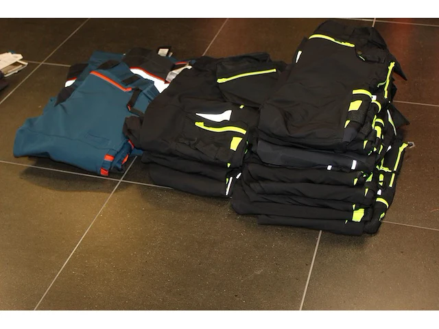 15 werkbroeken portwest in diverse maten en uitvoeringen. - afbeelding 2 van  2