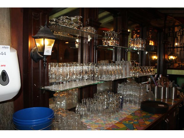 150 glazen in diverse soorten en maten waaronder heineken, grolsch en amstel. - afbeelding 1 van  3