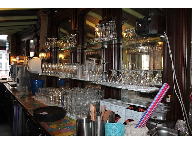 150 glazen in diverse soorten en maten waaronder heineken, grolsch en amstel. - afbeelding 2 van  3