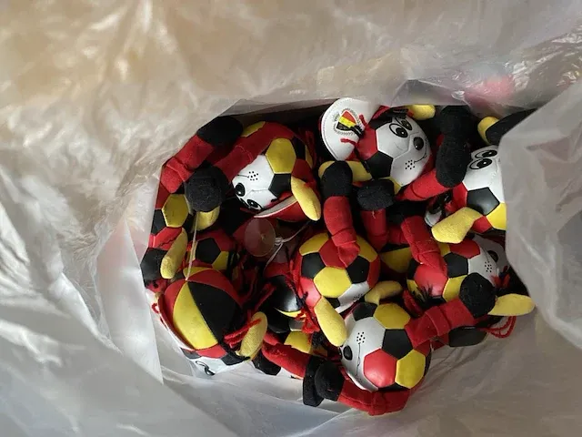 150 stuks ek belgische mascotte poppetjes met zuignap - afbeelding 3 van  4