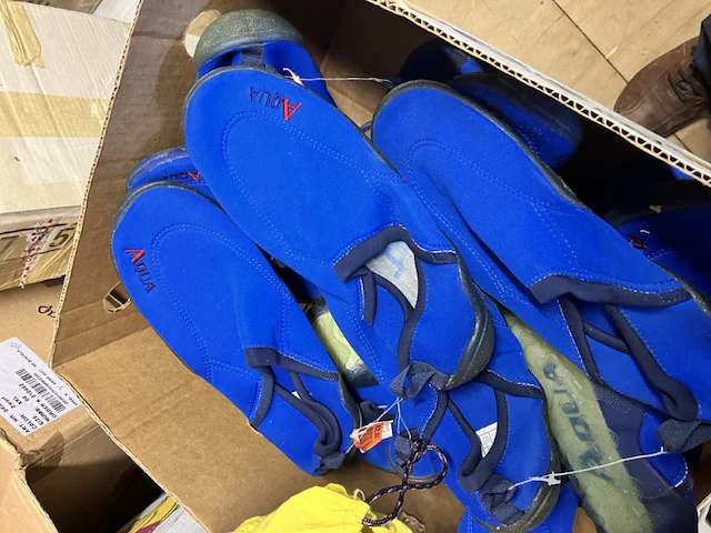 16 paar waterschoenen retour uit verkoop - afbeelding 2 van  11