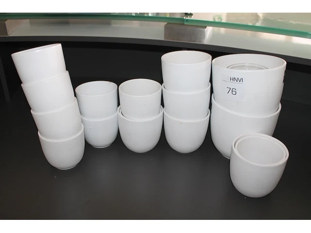 16 witte bloempotten waaronder 12, 14 en 20 cm. - afbeelding 1 van  1