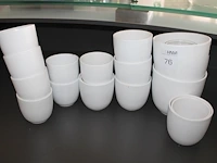 16 witte bloempotten waaronder 12, 14 en 20 cm. - afbeelding 1 van  1