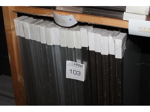 17 aluminiumkleurige fotolijsten 35 x 100 cm op schap. - afbeelding 1 van  2