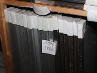 17 aluminiumkleurige fotolijsten 35 x 100 cm op schap. - afbeelding 1 van  2