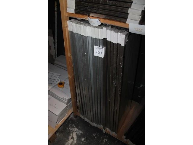 17 aluminiumkleurige fotolijsten 35 x 100 cm op schap. - afbeelding 2 van  2