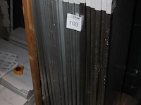 17 aluminiumkleurige fotolijsten 35 x 100 cm op schap. - afbeelding 2 van  2
