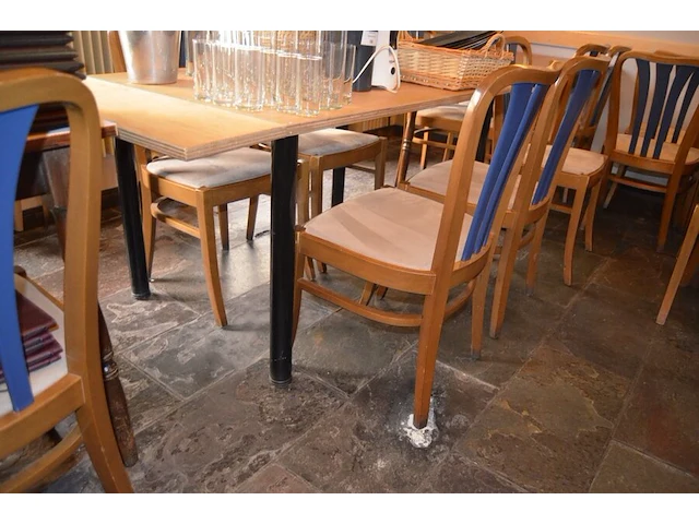 18 houten resto tafels: 3x 90x90 cm, 4x 80x120 cm, 7x 80x120 cm met scharnier, 1x 100x135 cm, 3x 80x80 cm met scharnier en 64 houten stoelen met beige suede zit - afbeelding 5 van  6