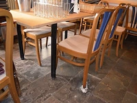 18 houten resto tafels: 3x 90x90 cm, 4x 80x120 cm, 7x 80x120 cm met scharnier, 1x 100x135 cm, 3x 80x80 cm met scharnier en 64 houten stoelen met beige suede zit - afbeelding 5 van  6