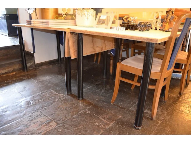 18 houten resto tafels: 3x 90x90 cm, 4x 80x120 cm, 7x 80x120 cm met scharnier, 1x 100x135 cm, 3x 80x80 cm met scharnier en 64 houten stoelen met beige suede zit - afbeelding 6 van  6