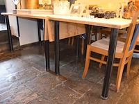 18 houten resto tafels: 3x 90x90 cm, 4x 80x120 cm, 7x 80x120 cm met scharnier, 1x 100x135 cm, 3x 80x80 cm met scharnier en 64 houten stoelen met beige suede zit - afbeelding 6 van  6