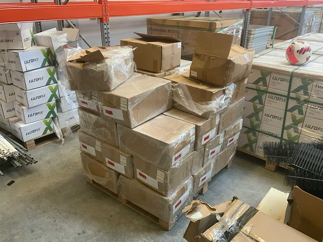 18 pallets zonne-energie installatie materialen - afbeelding 14 van  22