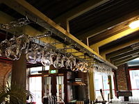 18 wijnglazenhouders met lengte 30 cm.