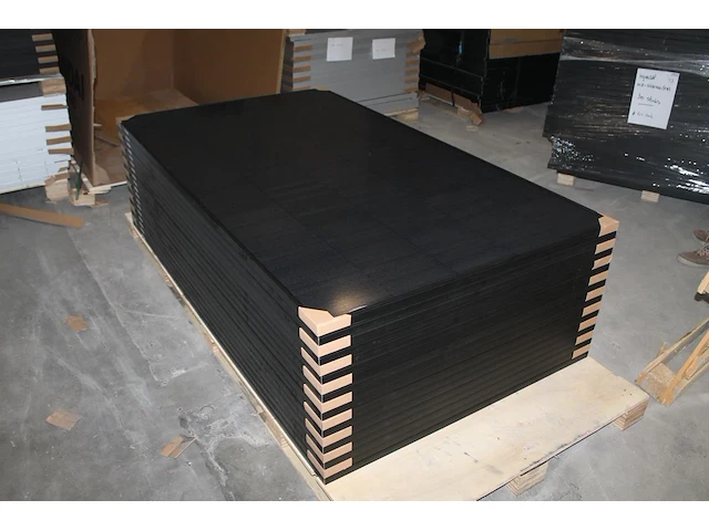 18 zonnepanelen hyundai hie-s435-hg full black. afmeting 100x190 cm. - afbeelding 1 van  2